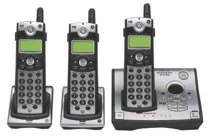 GE 28031EE3 Cordless Telephone w/ Three Handsets, Caller ID and Digital Answerer